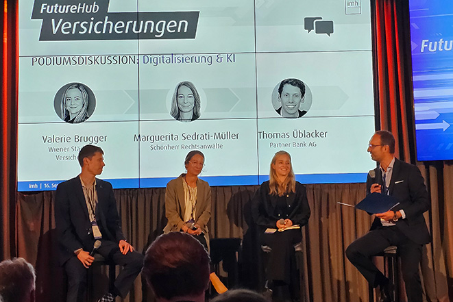 Diskutierten über Digitalisierung und KI: Thomas Üblacker, Marguerita Sedrati-Müller und Valerie Brugger mit Moderator Felix Hörlsberger (Bild: VJ)