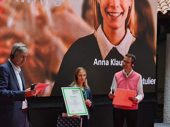 Siegerin Anna Klausner mit Asscompact-Herausgeber Franz Waghubinger (links) und Jury-Präsident Steffen Ritter (rechts). Bild: VJ