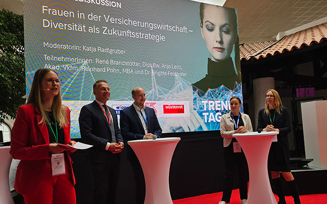 Podiumsdiskussion zur Diversität: Moderatorin Katja Radlgruber mit Reinhard Pohn (Generali), Rene Brandstötter (Allianz), Anja Lenz (Donau) und Brigitte Feldhofer (Wüstenrot). Bild: VJ