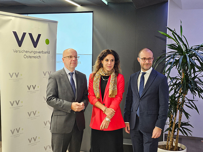 Pressekonferenz des VVO (v.l.n.r.): Geschäftsführer Christian Eltner, EcoRisk-Direktorin Monika Köppl-Turyna und VVO-Präsident Remi Vrignaud (Bild: VJ)