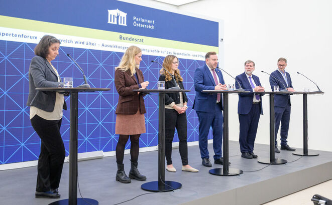 Pressekonferenz (v..l.n.r.): Monika Riedel (IHS), Regina Fuchs (Statistik Austria), Staatssekretärin Claudia Plakolm, Bundesratspräsident Franz Ebner, Franz Kolland (Kompetenzzentrum für Gerontologie und Gesundheitsforschung) und Florian Bachner (Gesundheit Österreich) (Bild: Parlamentsdirektion/Katie-Aleen Dempsey)