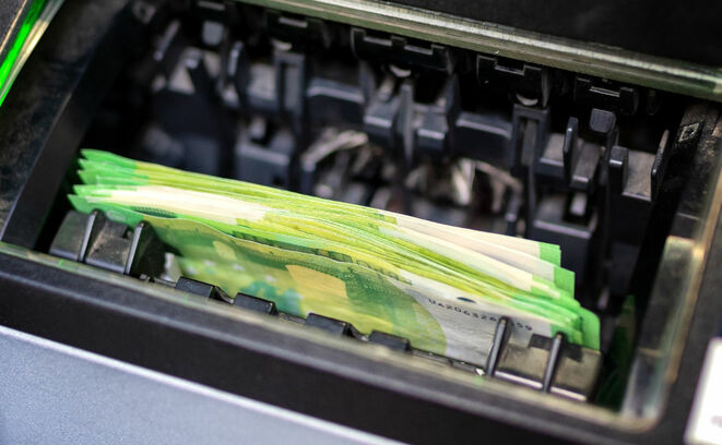 Geldausgabe am Bankomaten (Bild: Jaroslav Moravcik auf Pixabay)