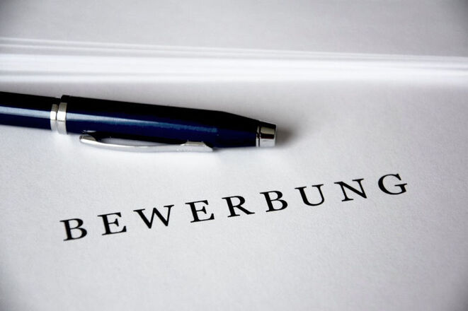 Bewerbungsschreiben (Bild: Louis/Pixabay)