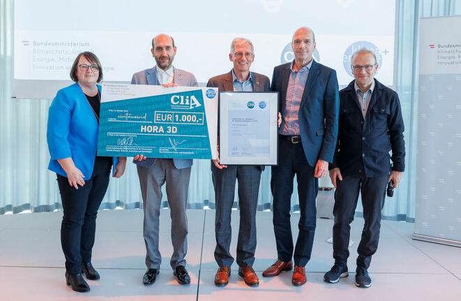 Thomas Hlatky (Mitte) übernahm am Mittwochabend im Museumsquartier in Wien das Zertifikat für den dritten Platz für Hora 3D in der Sonderkategorie Forschung (Bild: Klima- und Energiefonds/APA-Fotoservice/Rudolph)