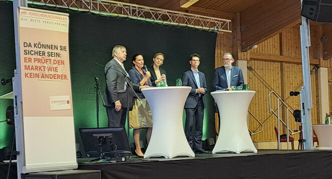 Podium zum Thema Regulierung (v.l.n.r.): Prof. Karel Van Hulle, Maria Althuber-Griesmayr (VVO), Moderatorin Brita Eipeldauer, Stephan Korinek (FMA) und Fachverbandsobmann Christoph Berghammer (Bild: Lampert)