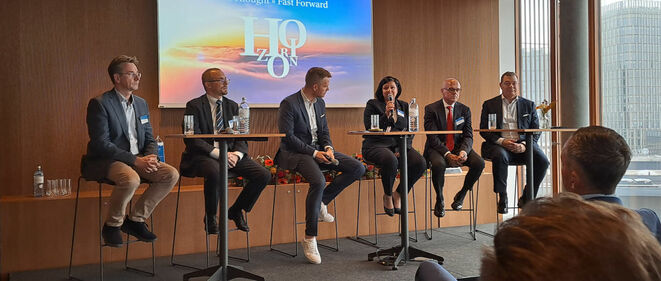 V.l.n.r.: Johannes Vogl (Greco Risk Engineering), Arnold Kammel (Verteidigungsministerium), Moderator Andreas Schmitt (Greco), Martina Auer-Klass (Porr Bau), Gert Wellhöfer (Ecclesia Reinsurance-Broker) und Hans Unterdorfer (Erste Bank) (Bild: Lampert)