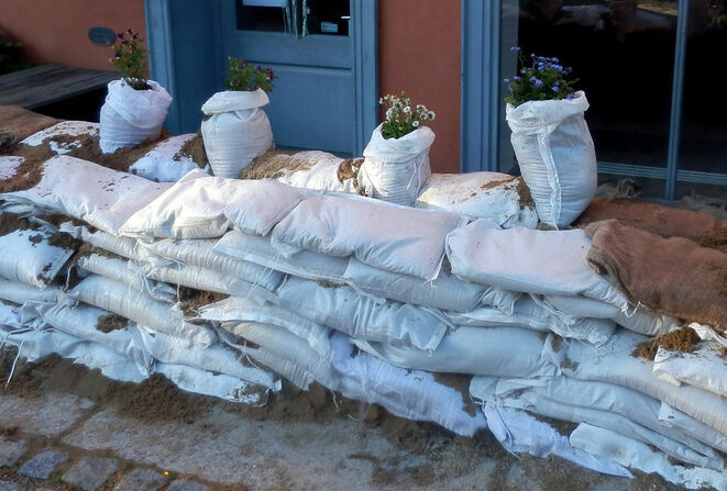 Haus mit Sandsäcken (Symbolbild; Quelle: M. Großmann/Pixelio.de)