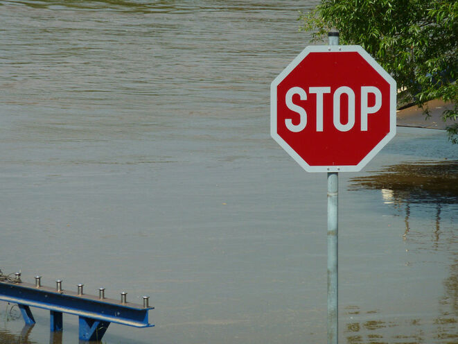 Hochwasser, Stop-Tafel (Bild: Lupo/Pixelio.de)