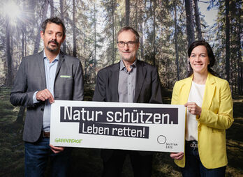 V.l.n.r.: Greenpeace-Programmdirektor Adam Pawloff, Integral-Geschäftsführer Bertram Barth und Mutter-Erde-Geschäftsführerin Anita Malli (Bild: Mitja Kobal/Greenpeace)