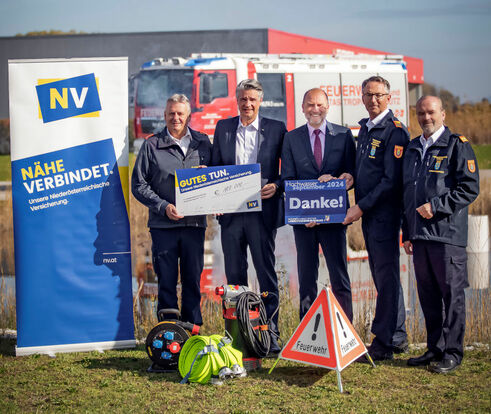 NÖ-Landesfeuerwehrkommandant Dietmar Fahrafellner, NV-Generaldirektor Stefan Jauk, NV-Vorstandsdirektor Bernhard Lackner, Landesfeuerwehrkommandant-Stellvertreter Martin Boyer und Landesfeuerwehrrat Manfred Damberger (Bild: NÖ Landesfeuerwehrverband)