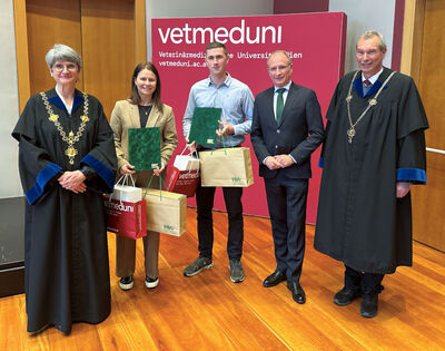 Preisverleihung an der Vetmed in Wien (v.l.n.r.): Vetmed-Rektorin Petra Winter, Kerstin Hofer, Roland Kreuzer, ÖHV-Vorstandsvorsitzender Kurt Weinberger und Jürgen Rehage, Vizerektor für Lehre und klinische Veterinärmedizin (Bild: ÖHV)