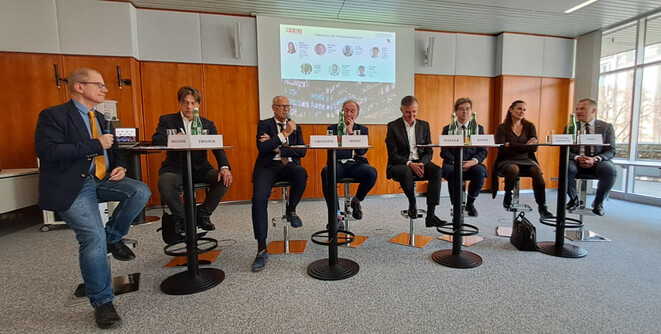 Podiumsdiskussion in der WKÖ-Zentrale in WIen (v.l.n.r.): Moderator Roman Seeliger (WKÖ), Stefan Trojer (BMWA), Bundesgremialobmann Horst Grandits, Michael Heinz (BVK), Ludwig Pfleger (FMA), Christian Mandl (WKÖ), Maria Althuber-Griesmayr (VVO) und Reinhard Pohn (Generali) (Bild: Lampert)