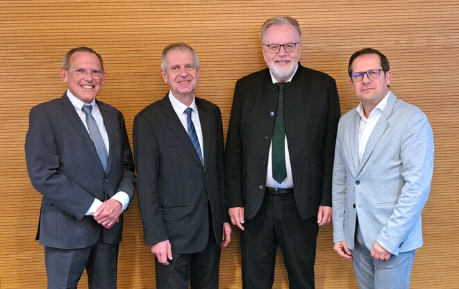 V.l.n.r.: Landesstellenausschuss-Vorsitzender Gunther Riedlsperger mit Vorgänger Günther Stangl, Landesstellendirektor Hannes Weißenbacher und dem stellvertretenden Landesstellenausschuss-Vorsitzenden Wolfgang Cerne (Bild: AUVA)