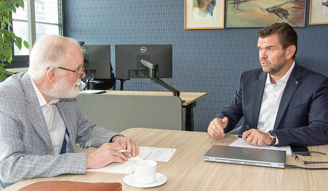 Klaus Riener (rechts) im Gspräch mit VersicherungsJournal-Herausgeber Marius Perger (Bild: Zurich)