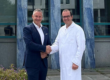 Uniqa-Landesdirektor Alexander Schinnerl (li.) und Andreas Artmann, medizinischer Koordinator des Kompetenzcenters Gesundheit St. Stephan Wels (Bild: Kompetenzcenter Gesundheit St. Stephan Wels)