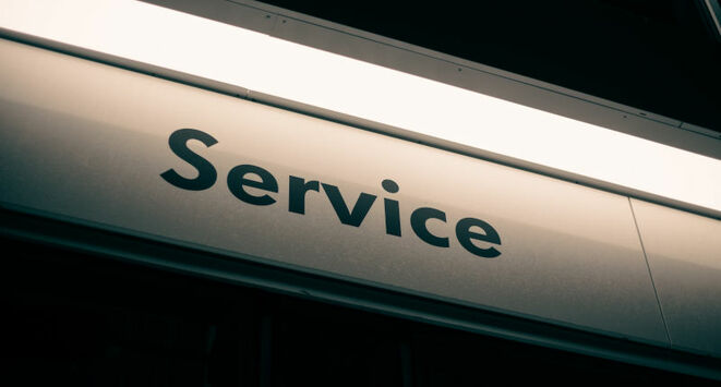 Service-Schild (Bild: Erik McLean auf Unsplash)