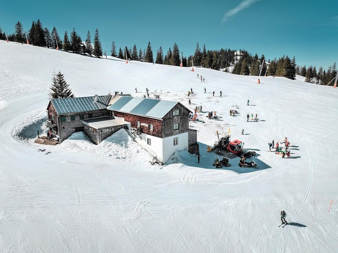 Symbolbild: Skipiste, Skihütte (Bild: Winter Visual auf Pexels)