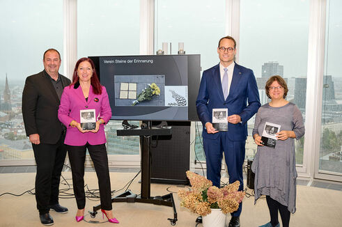 V.l.n.r.: Alexander Nikolai (Bezirksvorsteher Leopoldstadt), Hannah Lessing (Vorständin des Nationalfonds der Republik Österreich zum Gedenken an die Opfer des Nationalsozialismus), Uniqa-Vorstand René Knapp, Daliah Hindler (Verein Steine der Erinnerung)