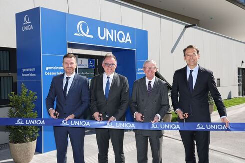 Eröffnung der Landesdirektion Salzburg (v.l.n.r.): Landesdirektor Josef Pöchtrager, Vorstand Peter Humer, Landeshauptmann Wilfried Haslauer und CEO Andreas Brandstetter (Bild: Franz Neumayr)