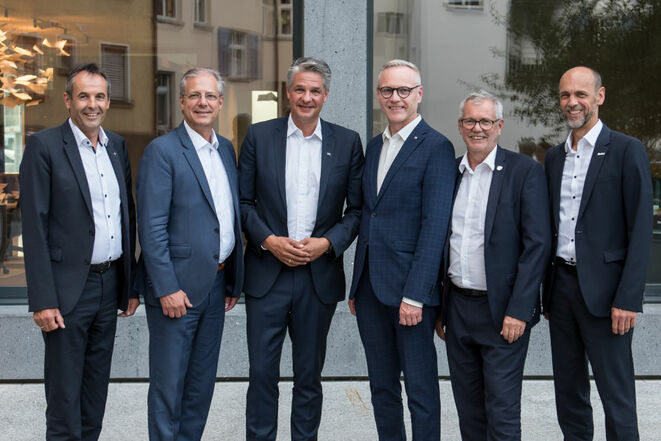 V.l.n.r.: Vorstandsdirektor Kurt Tschemernjak (KLV), Generaldirektor Klaus Scheitegel (Graw), Generaldirektor Stefan Jauk (Niederösterreichische), Generaldirektor Othmar Nagl (Oberösterreichische), Vorstandsdirektor Robert Sturn (VLV), Vorstandsvorsitzender Franz Mair (Tiroler) (Bild: VLV)