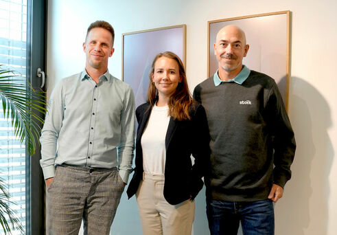 V.l.n.r.: Rene Besenbäck (Geschäftsführer Wefox Österreich), Franziska Geier (Geschäftsführerin Stoik) und Wolfgang Pfauser (Stoik, Sales Underwriter Austria) (Bild: Wefox)